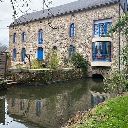 Le Moulin De Meral Montsûrs Esterno foto