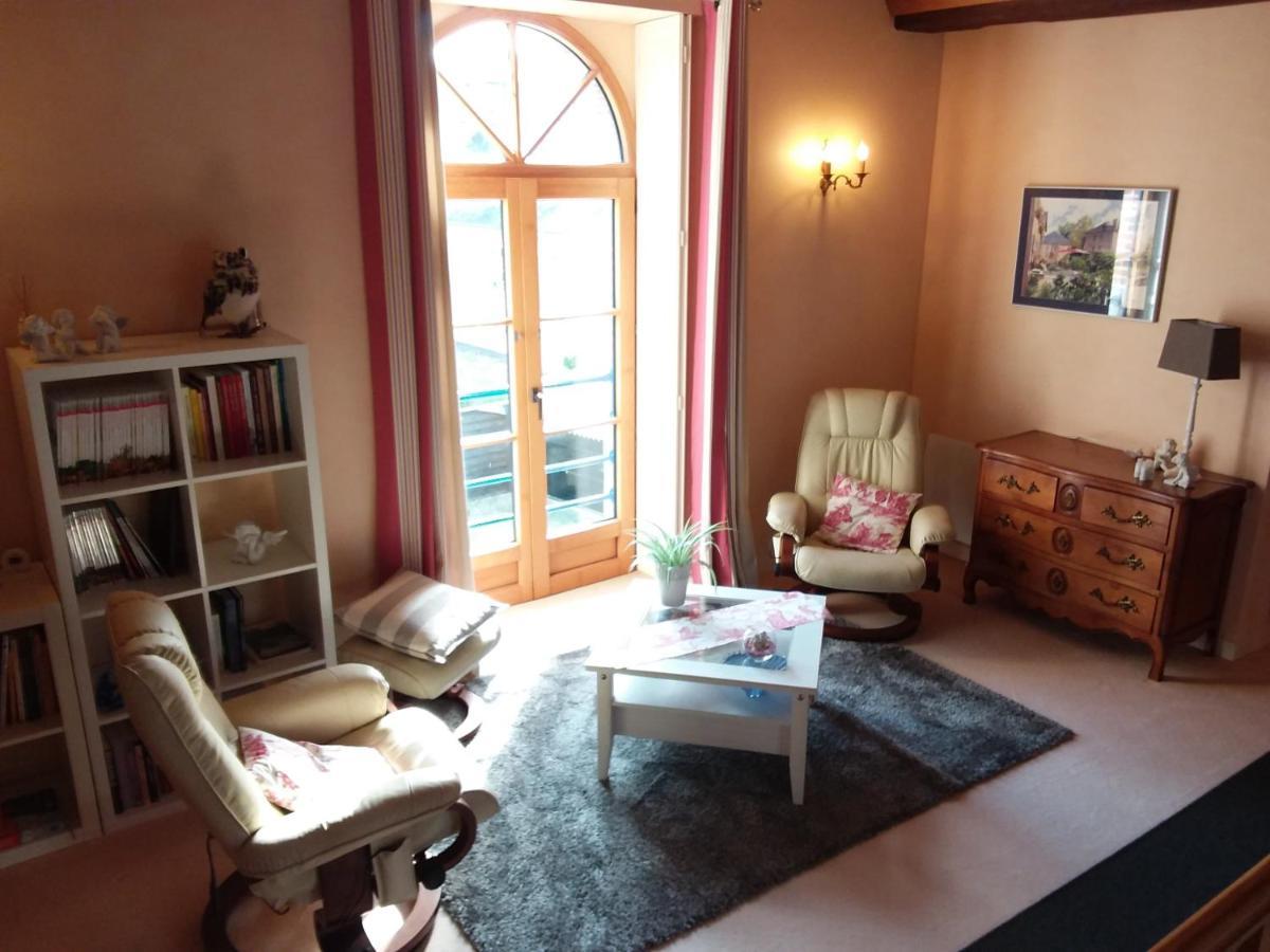 Le Moulin De Meral Montsûrs Esterno foto