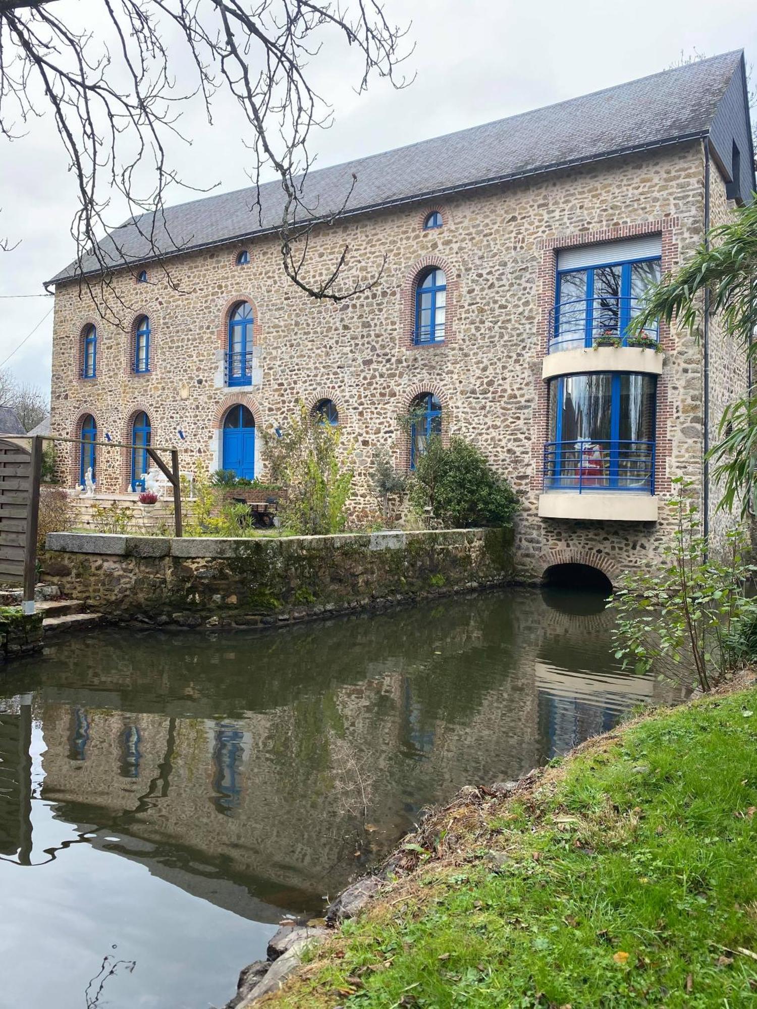 Le Moulin De Meral Montsûrs Esterno foto